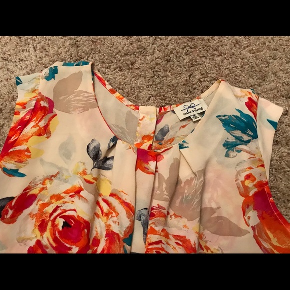 Flowered blouse - Picture 2 of 5